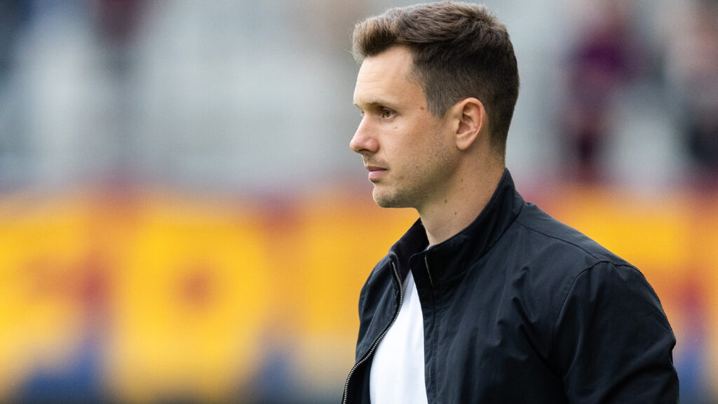 240614 GIF Sundsvalls tränare Ion Doros under fotbollsmatchen i Superettan mellan Örgryte och GIF Sundsvall den 14 juni 2024 i Göteborg.