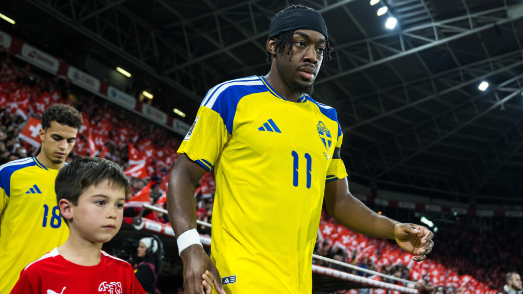 251115 Anthony Elanga från Sverige kliver in på planen inför VM-kvalmatchen i fotboll mellan Schweiz och Sverige den 15 november 2025 i Genève.