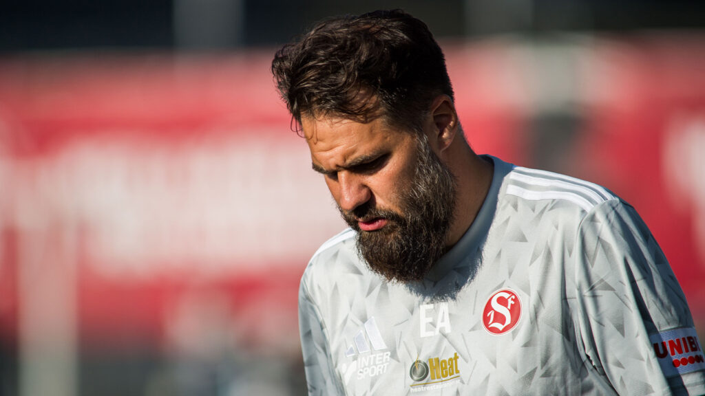 250802 Sandvikens IFs huvudtränare Eldar Abdulic under fotbollsmatchen i Superettan mellan Sandviken och Brage den 2 augusti 2025 i Sandviken.
