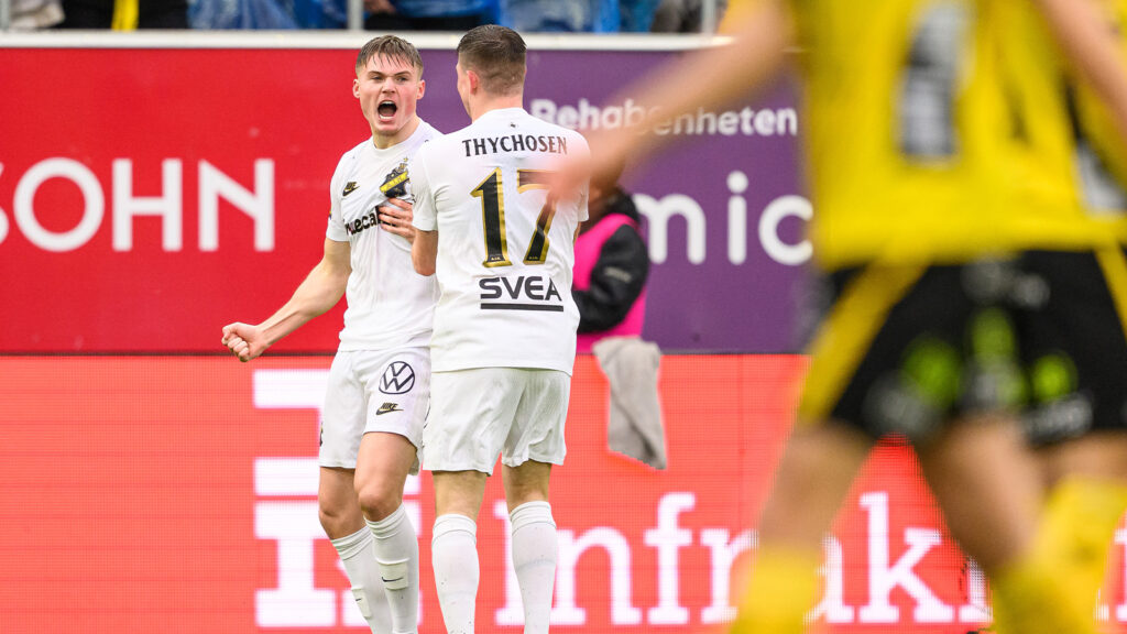 251102 AIKs Erik Hovden Flataker jublar efter 0-1 under fotbollsmatchen i Allsvenskan mellan Elfsborg och AIK den 2 november 2025 i Borås.