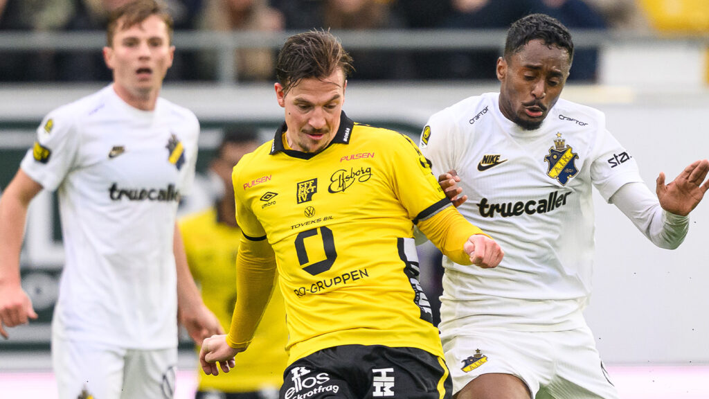 251102 Elfsborgs Simon Olsson och AIKs Abdihakin Ali under fotbollsmatchen i Allsvenskan mellan Elfsborg och AIK den 2 november 2025 i Borås.