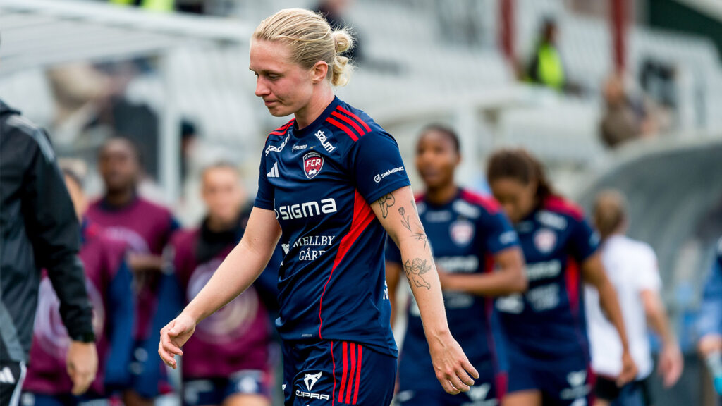250928 Rosengårds Emilia Larsson deppar under fotbollsmatchen i Damallsvenskan mellan Rosengård och Brommapojkarna den 28 september 2025 i Malmö.
