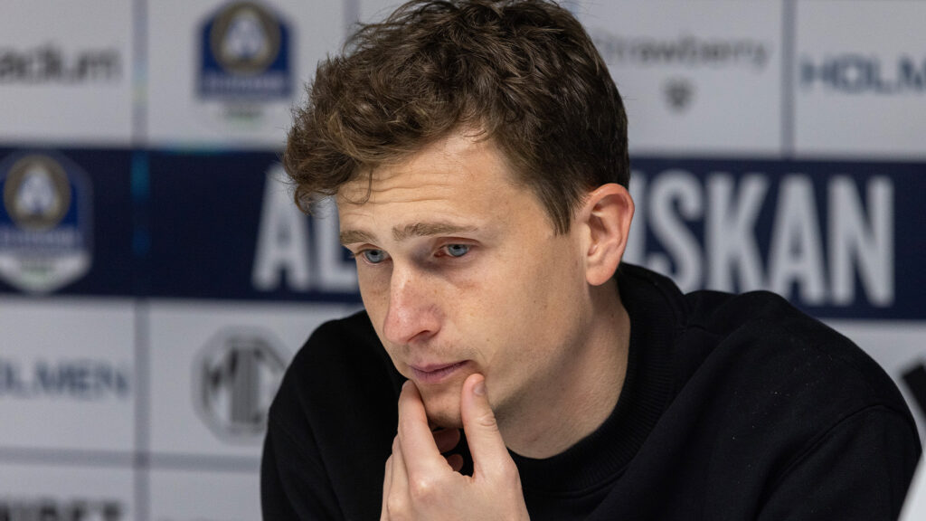 251101 IFK Norrköpings tränare Martin Falk under presskonferensen efter fotbollsmatchen i Allsvenskan mellan IFK Norrköping och Sirius den 1 november 2025 i Norrköping.