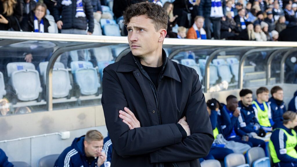 251018 IFK Norrköpings tränare Martin Falk under fotbollsmatchen i Allsvenskan mellan IFK Norrköping och Malmö FF den 18 oktober 2025 i Norrköping.