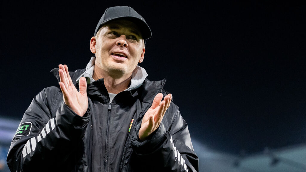 251109 GAIS tränare Fredrik Holmberg jublar efter fotbollsmatchen i Allsvenskan mellan Malmö FF och GAIS den 9 november 2025 i Malmö.
