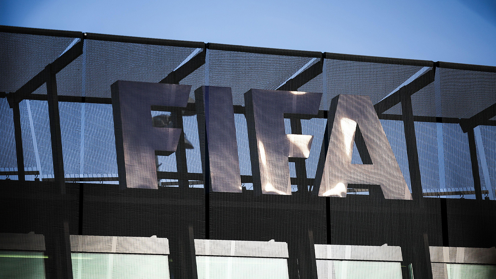 Fifa straffar sju spelare – efter falska personbevis