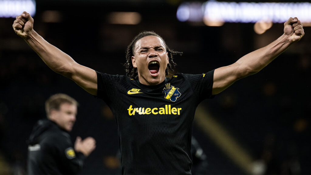 250915 AIKs Kevin Filling jublar efter fotbollsmatchen i Allsvenskan mellan AIK och Brommapojkarna den 15 september 2025 i Stockholm.