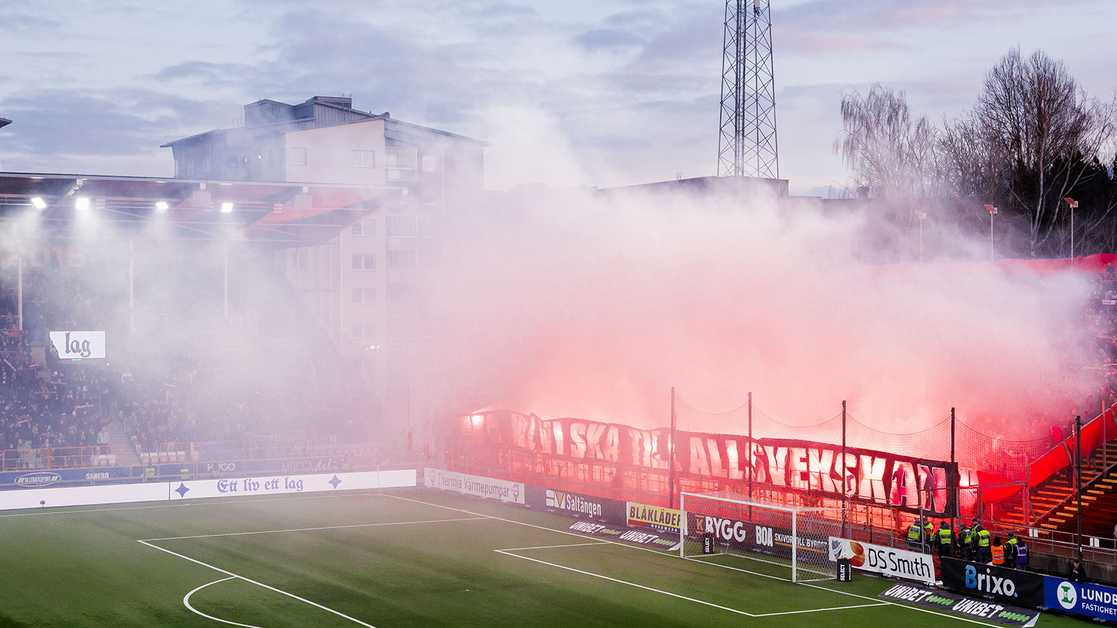 JUST NU: Kvalmatchen avbröts – efter skadegörelse på staket