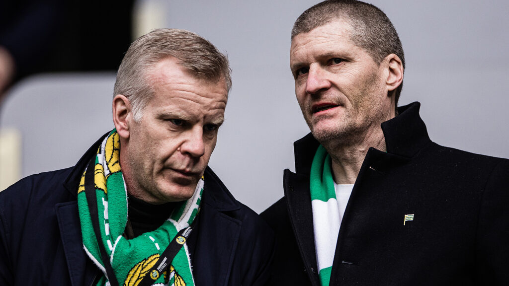 250330 Hammarbys ordförande Mattias Fri och vd Richard von Yxkull under fotbollsmatchen i Allsvenskan mellan Hammarby och IFK Göteborg den 30 mars 2025 i Stockholm.
