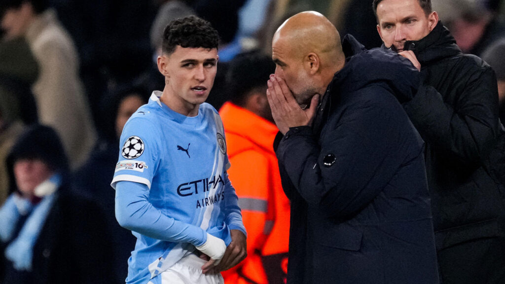 MANCHESTER, ENGLAND - 25 NOVEMBER: Phil Foden från Manchester City får instruktioner från Manchester Citys huvudtränare Pep Guardiola under UEFA Champions League 2025/26, gruppspelsomgång 5 matchen mellan Manchester City och Bayer 04 Leverkusen på City of Manchester Stadium den 25 november 2025 i Manchester, England.