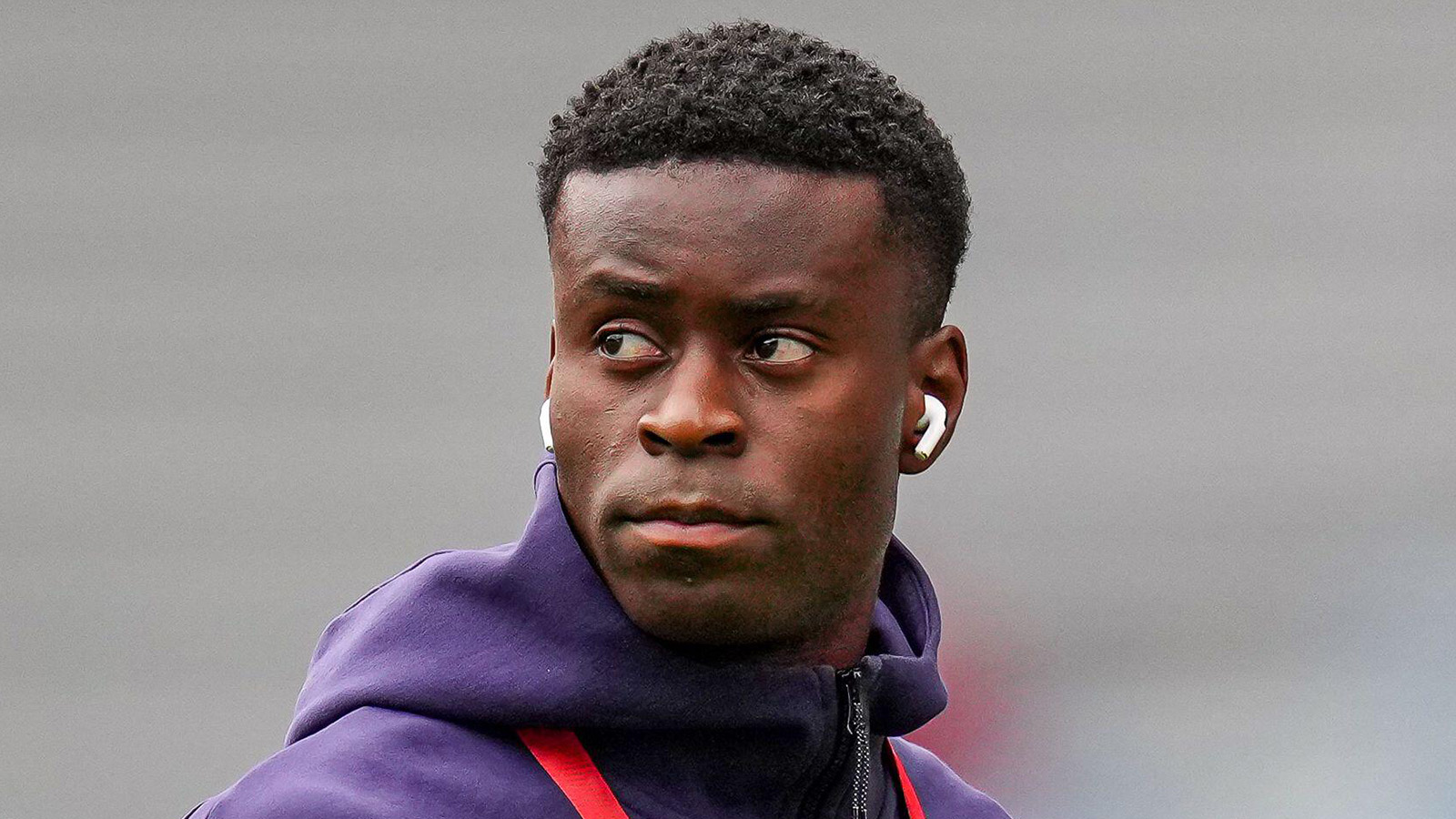 Smäll för England – Guehi lämnar samlingen skadad