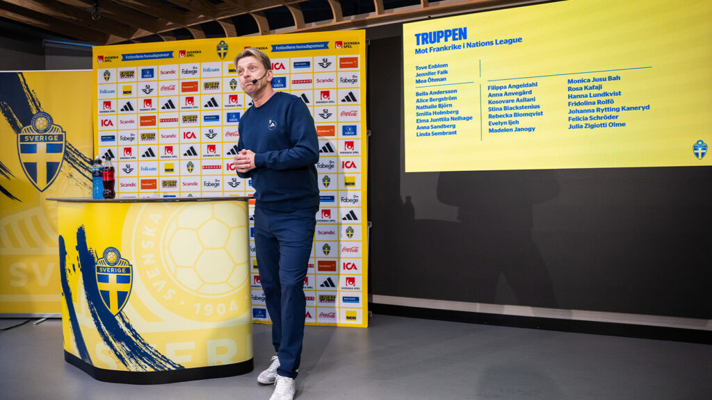 251119 Förbundskapten Tony Gustavsson för svenska damlandslaget i fotboll under en presskonferens den 19 november 2025 i Stockholm.