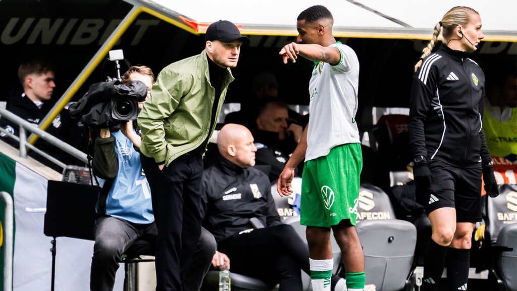 250330 Hammarbys tränare Kim Hellberg och Paulos Abraham under fotbollsmatchen i Allsvenskan mellan Hammarby och IFK Göteborg den 30 mars 2025 i Stockholm.