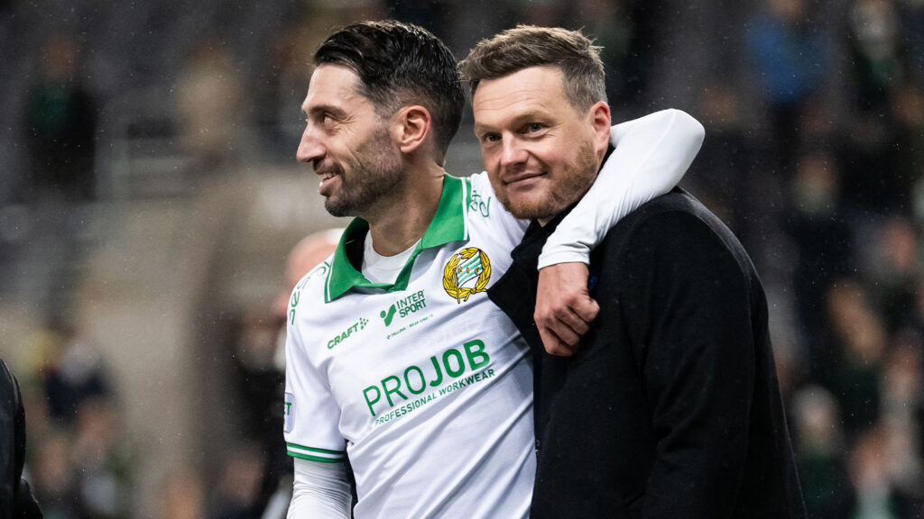 251109 Hammarbys Nahir Besara och tränare Kim Hellberg tar emot silvermedalj efter fotbollsmatchen i Allsvenskan mellan Hammarby och Elfsborg den 9 november 2025 i Stockholm.
