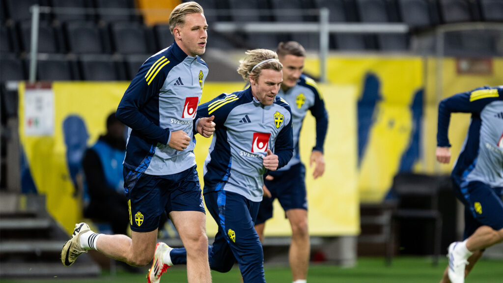 251117 Herman Johansson och Emil Forsberg i det svenska herrlandslaget i fotboll under ett träningspass den 17 november 2025 i Stockholm.