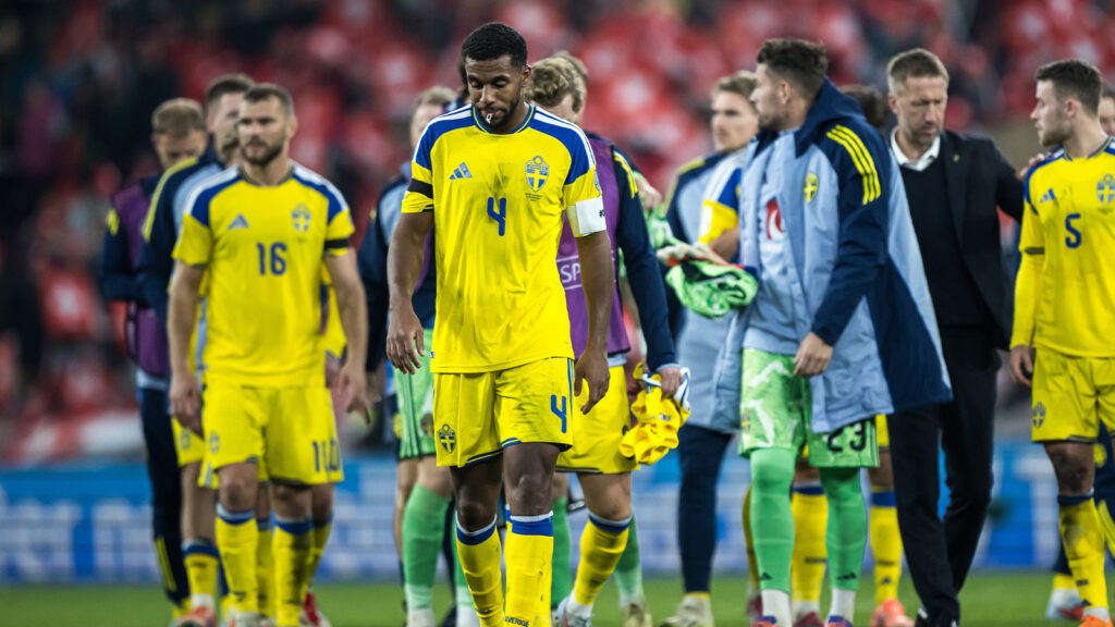 251115 Isak Hien från Sverige ser bedrövad ut efter VM-kvalmatchen i fotboll mellan Schweiz och Sverige den 15 november 2025 i Genève.