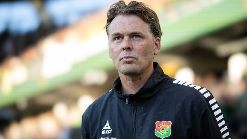 250825 GAIS tränare Fredrik Holmberg inför fotbollsmatchen i Allsvenskan mellan GAIS och Mjällby den 25 augusti 2025 i Göteborg.