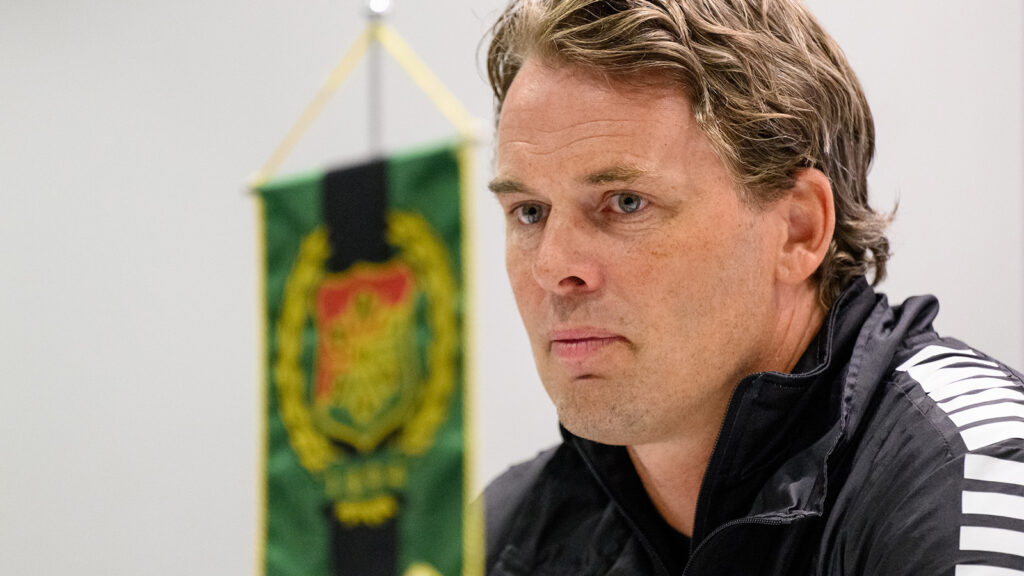 250811 GAIS tränare Fredrik Holmberg på en presskonferens efter fotbollsmatchen i Allsvenskan mellan GAIS och IFK Göteborg den 11 augusti 2025 i Göteborg.
