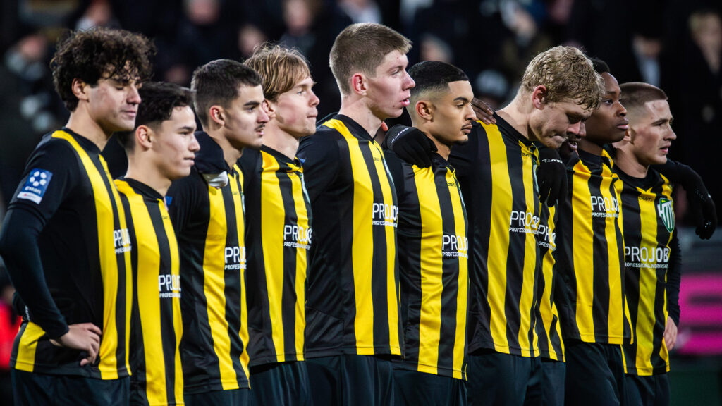 251123 Hammarby TFFs spelare deppar efter fotbollsmatchen i kvalet till Superettan mellan Örebro och Hammarby TFF den 23 november 2025 i Örebro.
