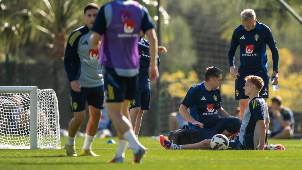 251111 Hugo Larsson i det svenska fotbollslandslaget får medicinsk behandling under en träningssession den 11 november 2025 i Marbella.