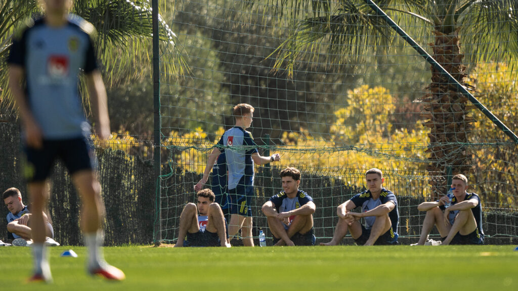 251111 Hugo Larsson i det svenska fotbollslandslaget lämnar en träningssession den 11 november 2025 i Marbella.