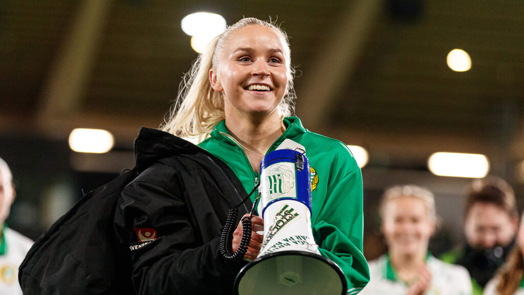 251102 Hammarbys Anna Jøsendal jublar efter fotbollsmatchen i Damallsvenskan mellan Hammarby och IFK Norrköping den 2 november 2025 i Stockholm.