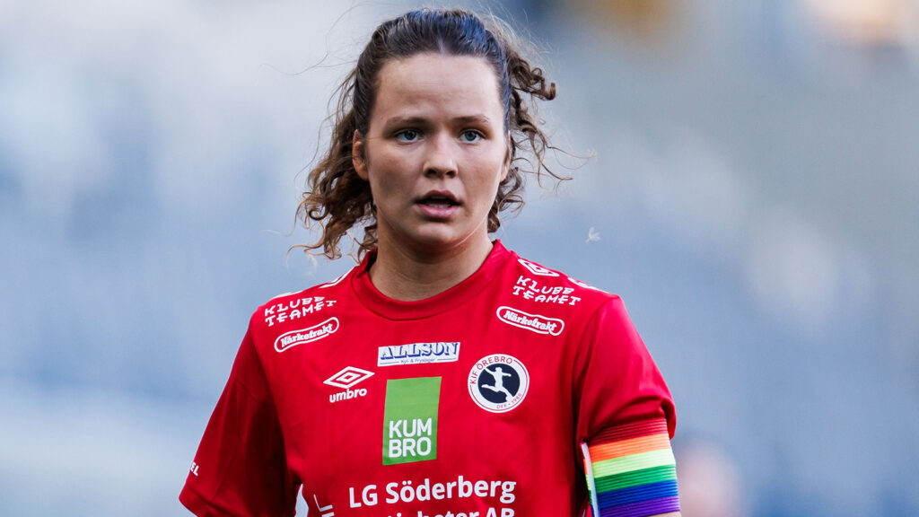 250412 KIF Örebros Julia Walentowicz under fotbollsmatchen i Elitettan mellan Gamla Upsala och KIF Örebro den 12 april 2025 i Uppsala.
