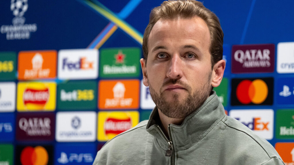 London, Storbritannien. 25 november 2025. Fotboll: Champions League, FC Arsenal - Bayern München, gruppspel, matchdag 5. FC Bayern Münchens presskonferens på Emirates Stadium. Harry Kane (Bayern München) sitter på podiet.