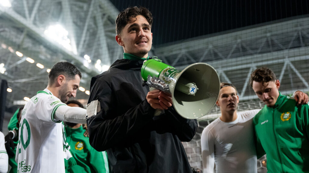 251109 Hammarbys Adrian Lahdo jublar efter fotbollsmatchen i Allsvenskan mellan Hammarby och Elfsborg den 9 november 2025 i Stockholm.
