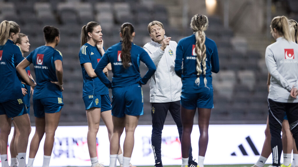 251130 Huvudtränare Tony Gustavsson under en träningssession med Sveriges damlandslag i fotboll den 30 november 2025 i Stockholm.
