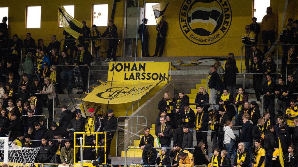 251102 Elfsborgs supportar men banderoll ”Johan Larsson” under fotbollsmatchen i Allsvenskan mellan Elfsborg och AIK den 2 november 2025 i Borås.