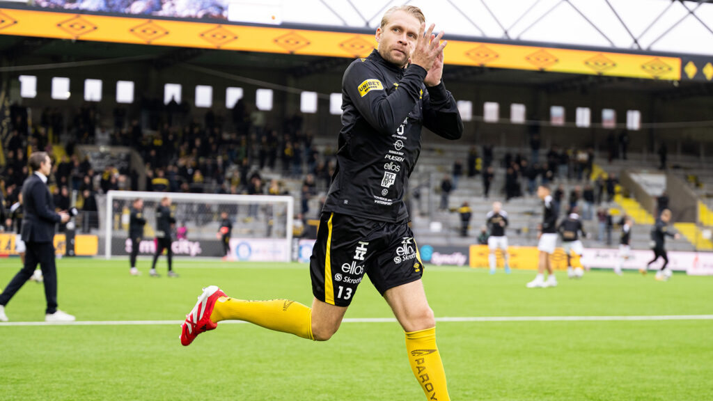 251102 Elfsborgs Johan Larsson kommer in till uppvärmning inför fotbollsmatchen i Allsvenskan mellan Elfsborg och AIK den 2 november 2025 i Borås.