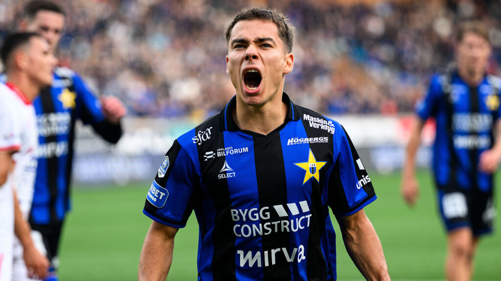 250921 Sirius Leo Walta jublar efter 1-0 målet under fotbollsmatchen i Allsvenskan mellan Sirius och Degerfors den 21 september 2025 i Uppsala.
