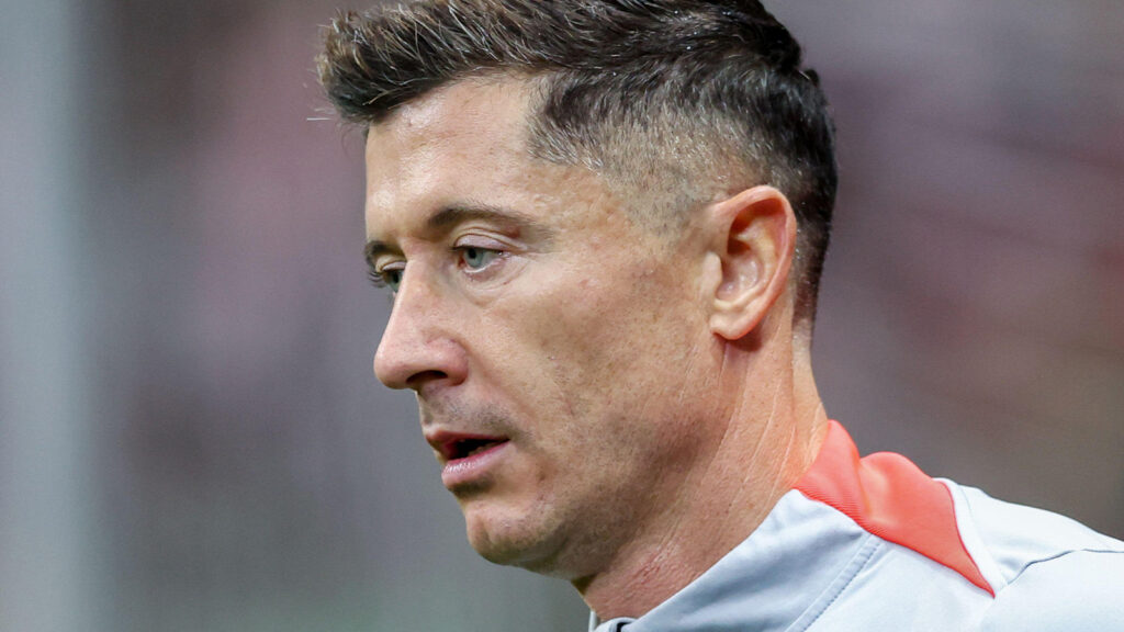 Warszawa, Polen. 14 november 2025. Robert Lewandowski från Polen ses under uppvärmningen inför matchen Polen – Nederländerna i VM-kvalet 2026 på PGE Narodowy Stadium.