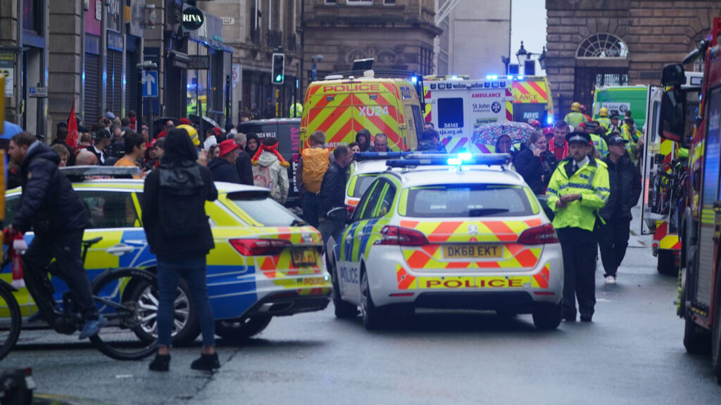 Polis och räddningspersonal hanterar en trafikolycka på Water Street nära Liver Building i Liverpool efter att en bil kolliderat med fotgängare under Premier League-vinnarparaden. En man har frihetsberövats.