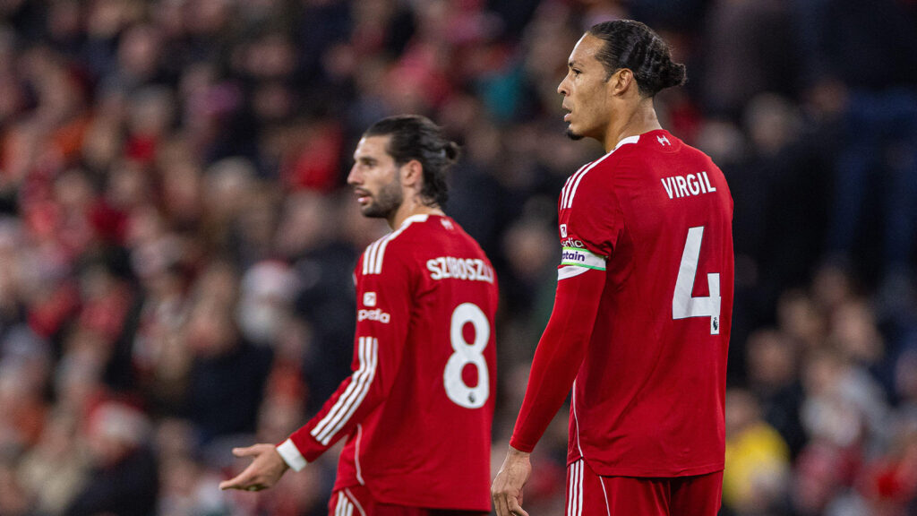 (251123) -- LONDON, 23 november 2025 (Xinhua) -- Liverpools kapten Virgil van Dijk (höger) reagerar när Nottingham Forest gör sitt tredje mål under Premier League-matchen mellan Liverpool FC och Nottingham Forest FC i Liverpool, Storbritannien, den 22 november 2025.