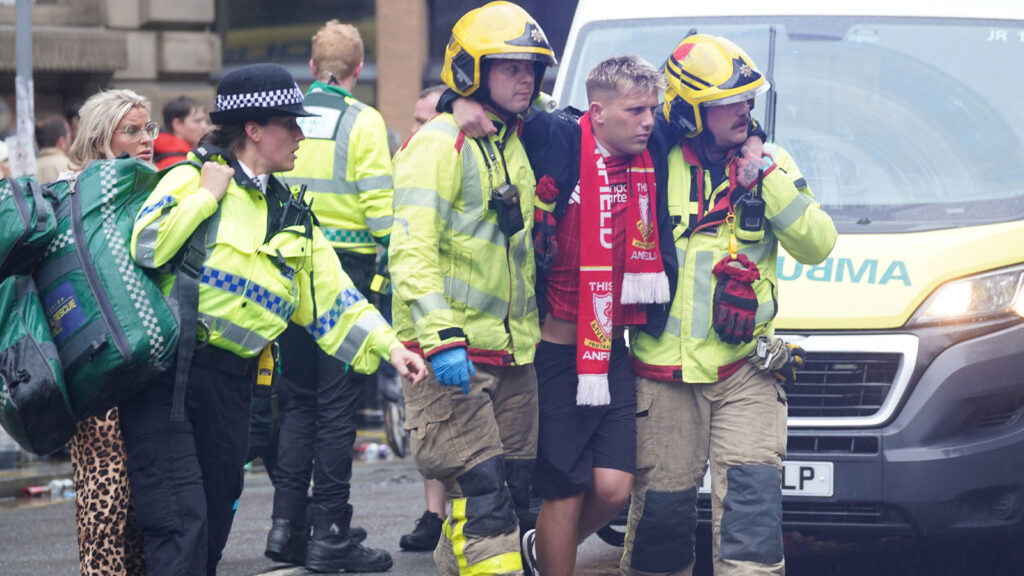 Polis och räddningspersonal hanterar en trafikolycka på Water Street nära Liver Building i Liverpool efter att en bil krockade med fotgängare under paraden för Premier League-vinnarna. En man har frihetsberövats.