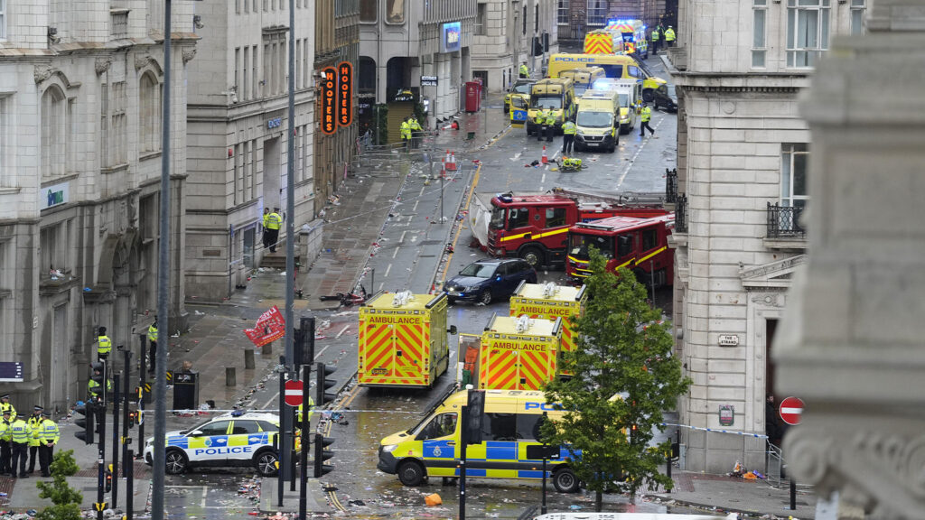 Polis och räddningspersonal hanterar en trafikolycka på Water Street nära Liver Building i Liverpool efter att en bil kolliderat med fotgängare under paraden för Premier League-vinnarna. En man har frihetsberövats.
