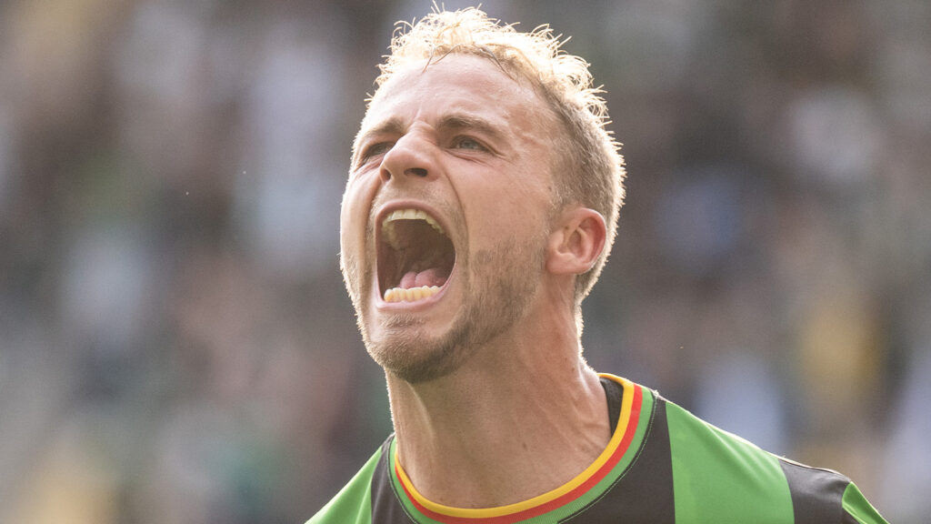 250920 GAIS Gustav Lundgren jublar efter att Rasmus Niklasson Petrovic (ej i bild) gjort 2-0 under fotbollsmatchen i Allsvenskan mellan GAIS och Elfsborg den 20 september 2025 i Göteborg.