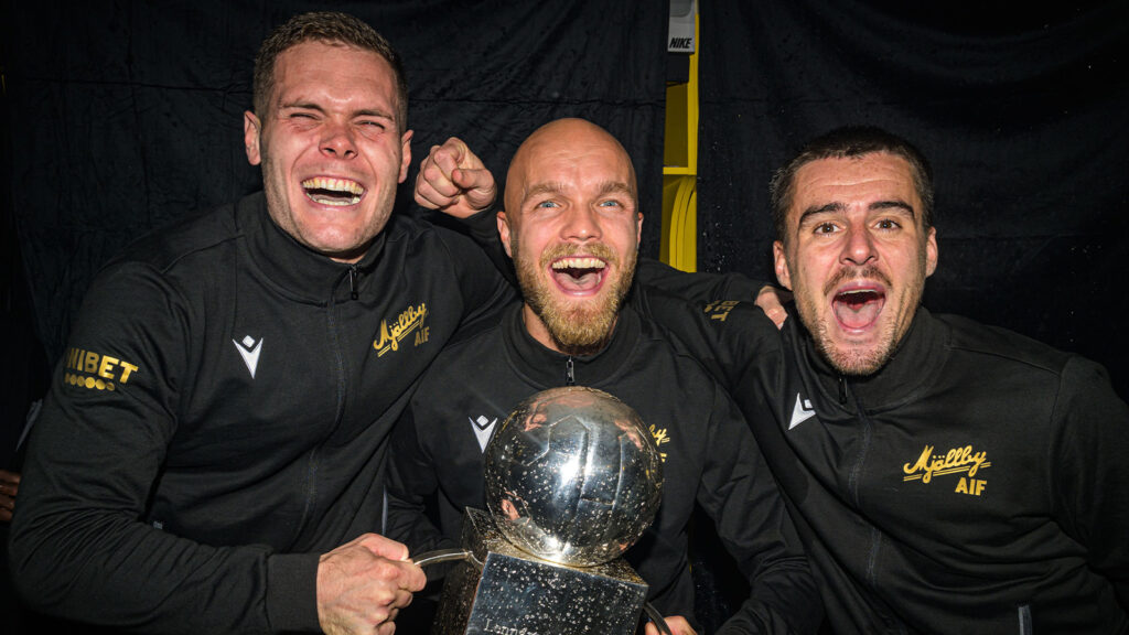 251109 Mjällbys Jacob Bergström, Viktor Gustafson och Jesper Gustavsson jublar med Lennart Johanssons pokal efter fotbollsmatchen i Allsvenskan mellan Mjällby och Häcken den 9 november 2025 i Hällevik.