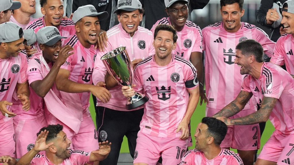 Anfallaren Lionel Messi (10) i Inter Miami håller upp trofén medan Inter Miami-spelarna firar segern i en östra konferensfinalmatch i MLS mot New York City FC, lördagen den 29 november 2025, i Fort Lauderdale, Florida.