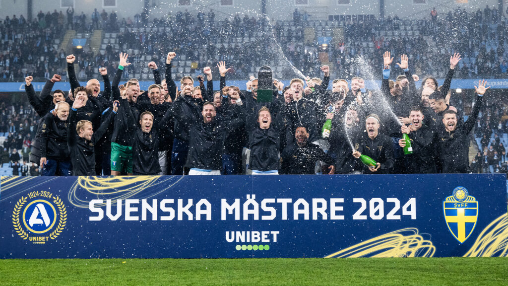 241110 Malmö FFs spelare jublar med Lennart Johanssons pokal efter fotbollsmatchen i Allsvenskan mellan Malmö FF och Brommapojkarna den 10 november 2024 i Malmö.