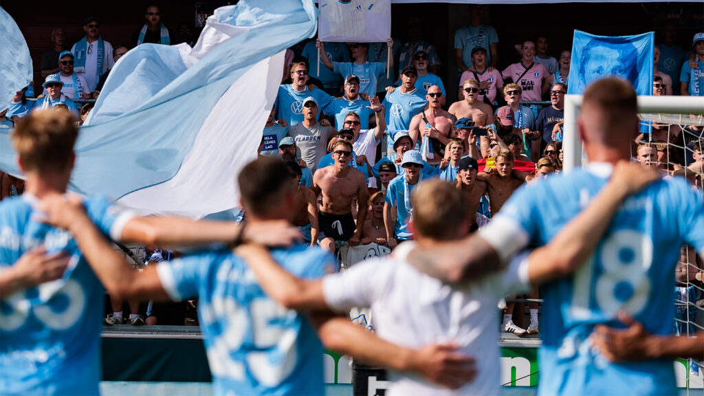 250719 Malmö FFs supportrar jublar efter fotbollsmatchen i Allsvenskan mellan Öster och Malmö FF den 19 juli 2025 i Växjö.