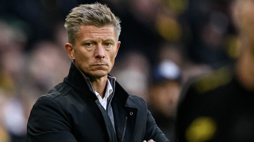 251005 AIKs tränare Mikkjal Thomassen under fotbollsmatchen i Allsvenskan mellan AIK och Värnamo den 5 oktober 2025 i Stockholm.