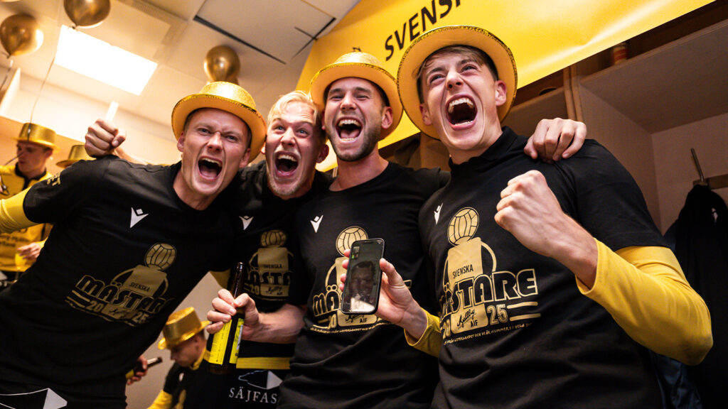 251020 Mjällbys Alexander Johansson, Herman Johansson, Adam Petersson och Elliot Stroud jublar efter fotbollsmatchen i Allsvenskan mellan IFK Göteborg och Mjällby den 20 oktober 2025 i Göteborg.