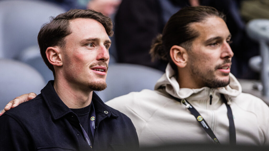 250831 Hammarbys Noah Persson och Nikola Vagic på läktaren inför fotbollsmatchen i Allsvenskan mellan Hammarby och Öster den 31 augusti 2025 i Stockholm.