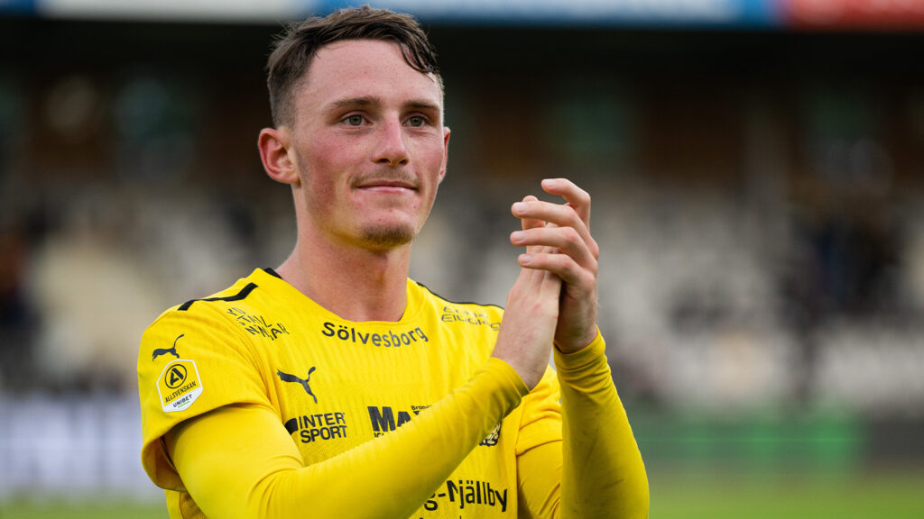 220723 Mjällbys Noah Persson jublar efter fotbollsmatchen i Allsvenskan mellan Mjällby och Degerfors den 23 juli 2022 i Hällevik.