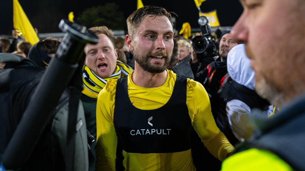 251109 Mjällbys Axel Norén jublar efter fotbollsmatchen i Allsvenskan mellan Mjällby och Häcken den 9 november 2025 i Hällevik.