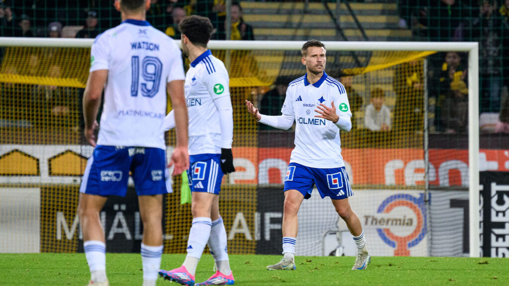 251026 IFK Norrköpings Arnor Traustason deppar under fotbollsmatchen i Allsvenskan mellan Mjällby och IFK Norrköping den 26 oktober 2025 i Hällevik.