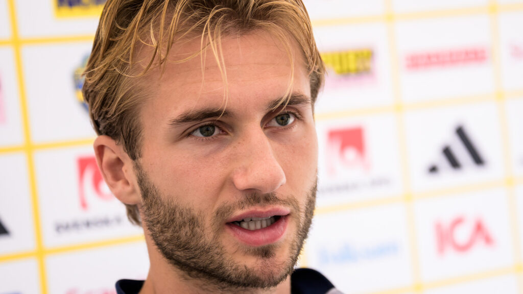 251113 Benjamin Nygren i det svenska fotbollslandslaget pratar med media efter en träningssession den 13 november 2025 i Marbella.